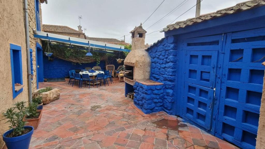 El patio delantero de la 'casa azul' de Lucía Bosé.