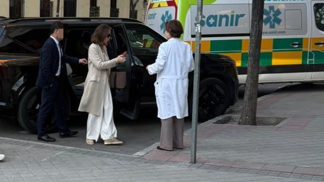 Para visitar a su amiga, Isbael Preysler se decantó por un look en tonos beige.