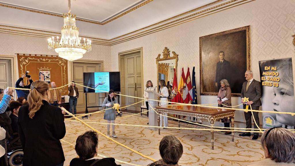 Elsa tejiendo la red del Salón de Recepciones del Ayuntamiento de Salamanca.