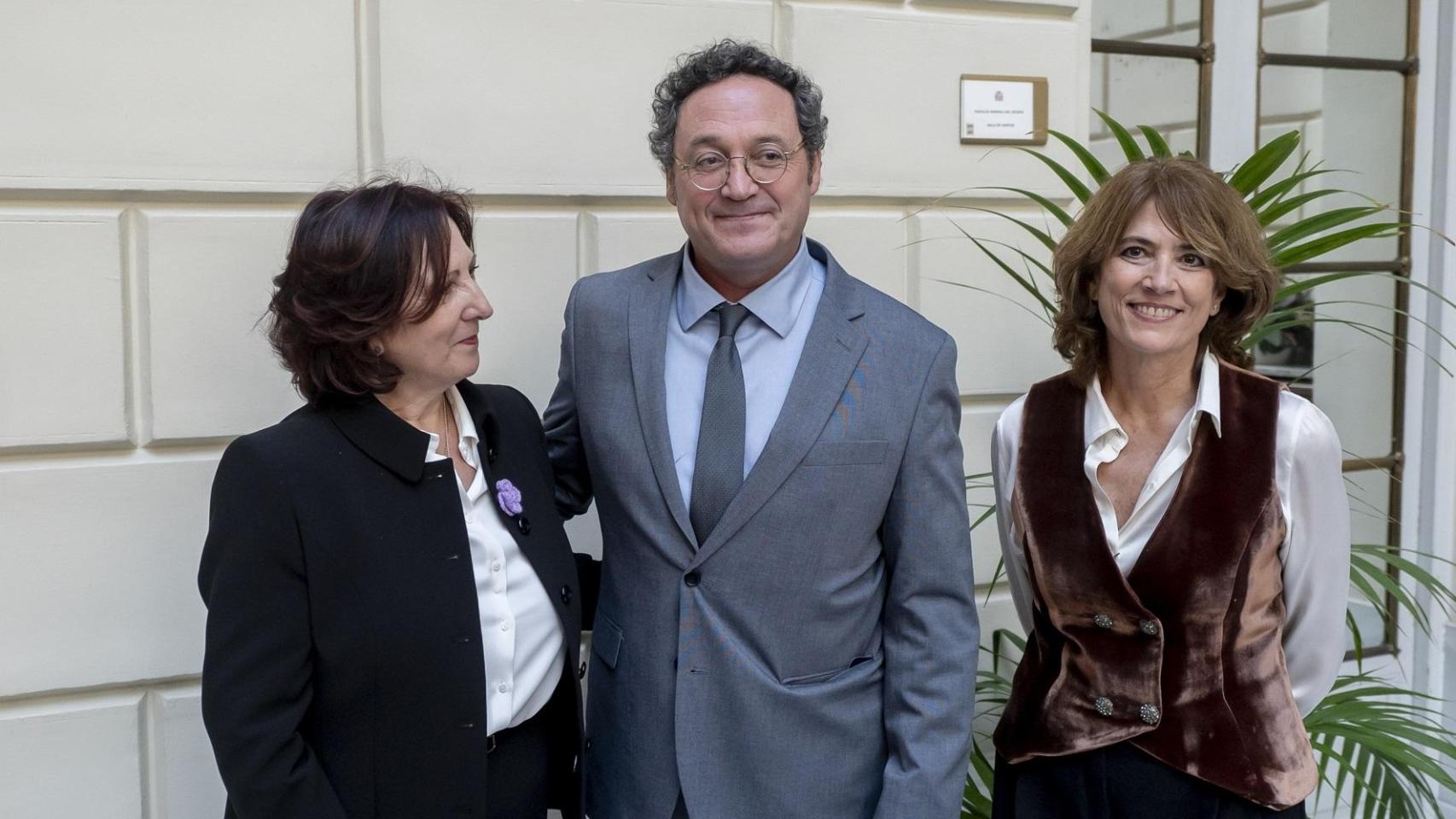 Peramato (a la izqda), el pasado 11 de diciembre, en su toma de posesión, con Álvaro García Ortiz y Dolores Delgado./