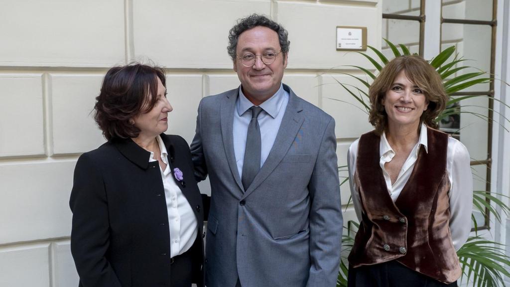 Peramato (a la izqda), el pasado 11 de diciembre, en su toma de posesión, con Álvaro García Ortiz y Dolores Delgado./