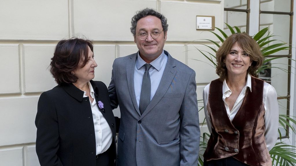 Peramato (a la izqda), el pasado 11 de diciembre, en su toma de posesión, con Álvaro García Ortiz y Dolores Delgado./