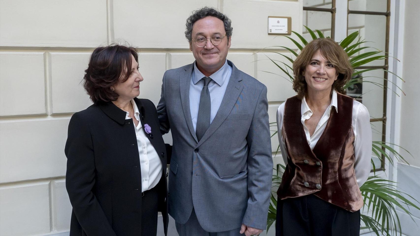 Teresa Peramato (i), el pasado 11 de diciembre, en su toma de posesión, con Álvaro García Ortiz y Dolores Delgado (d).