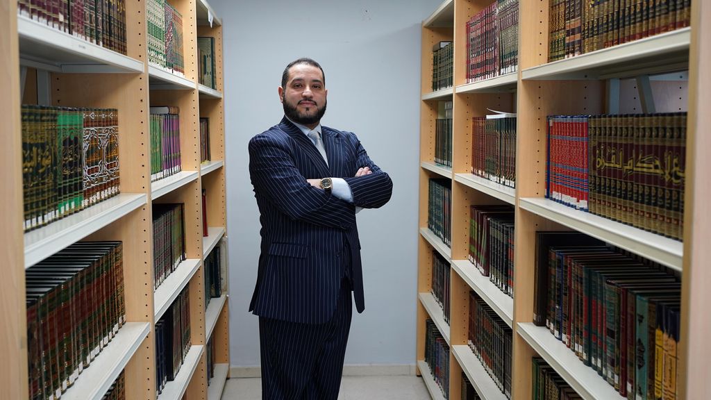 Adil Hachmi posando en la Biblioteca del Centro Cultural Islámico de Madrid