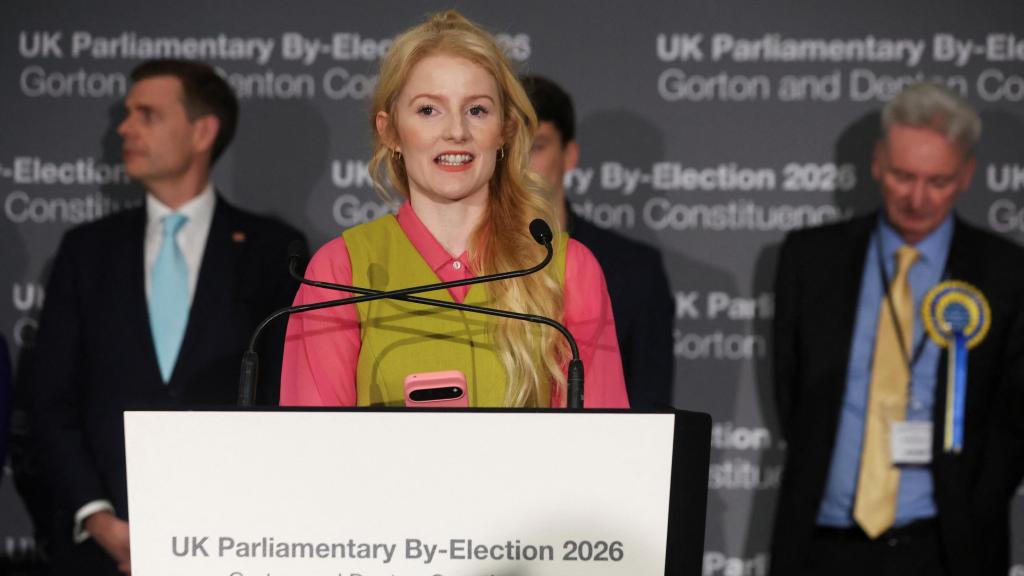 La candidata del Partido Verde, Hannah Spencer, interviene tras su victoria en la elección de Gorton & Denton.