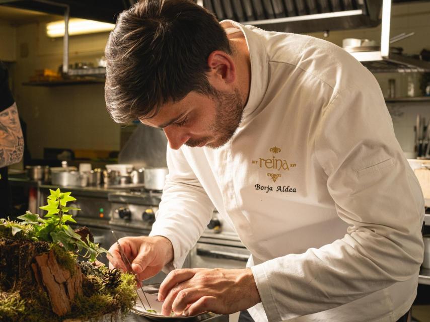 Borja Aldea preparando uno de sus platos en el restaurante Reina XIV