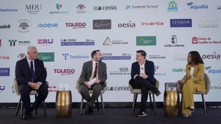 De izquierda a derecha, el presidente de la Diputación de Guadalajara, José Luis Vega; el redactor jefe de EL ESPAÑOL de Castilla-La Mancha y moderador de la mesa, Alberto Molero; el presidente de la Diputación de Albacete, Santiago Cabañero y la alcaldesa de Olías del Rey, Charo Navas.