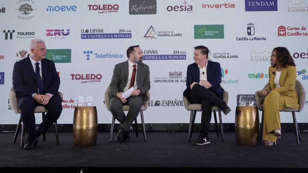 De izquierda a derecha, el presidente de la Diputación de Guadalajara, José Luis Vega; el redactor jefe de EL ESPAÑOL de Castilla-La Mancha y moderador de la mesa, Alberto Molero; el presidente de la Diputación de Albacete, Santiago Cabañero y la alcaldesa de Olías del Rey, Charo Navas.