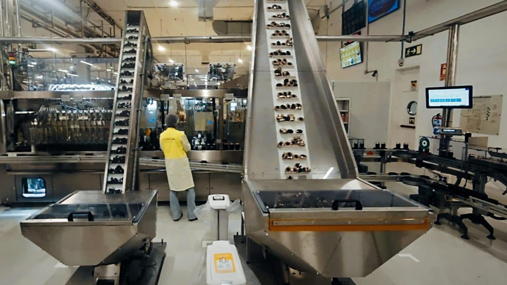 Una de las líneas de producción de la fábrica de LÓreál en Burgos.