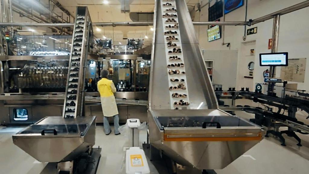 Una de las líneas de producción de la fábrica de LÓreál en Burgos.