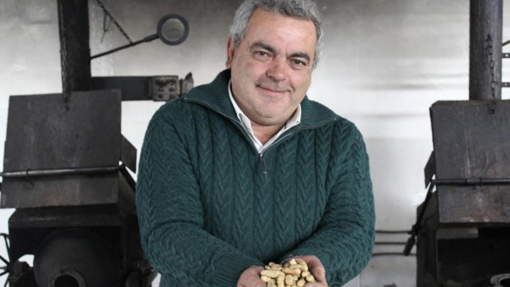 Víctor, uno de los últimos tostadores de cacahuetes a leña de España