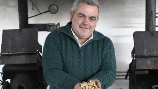 Víctor, uno de los últimos tostadores de cacahuetes a leña de España