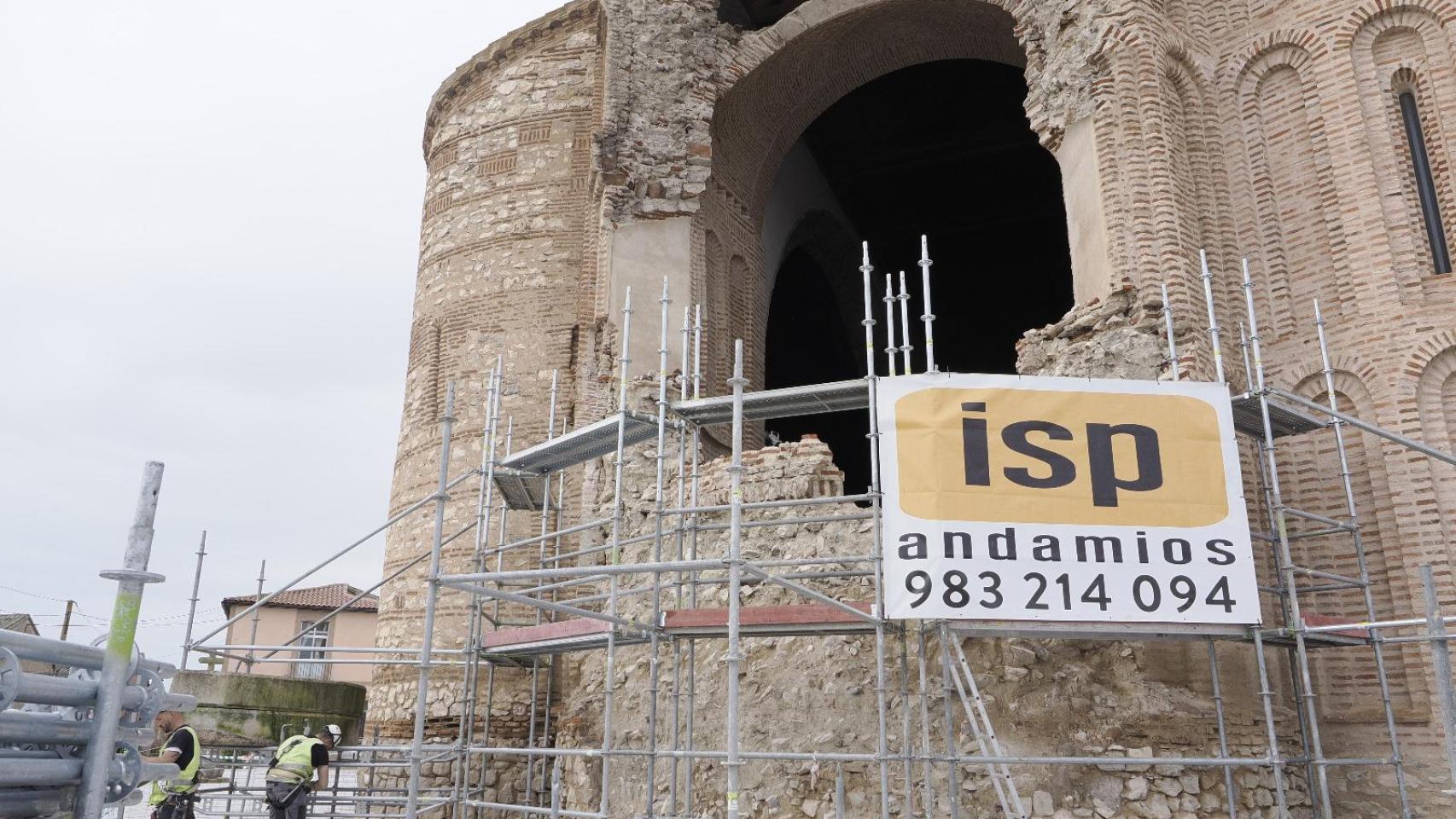 La reconstrucción del ábside de la Iglesia de Muriel entra en una nueva fase con la instalación de una solución temporal para cubrir la oquedad de la fachada