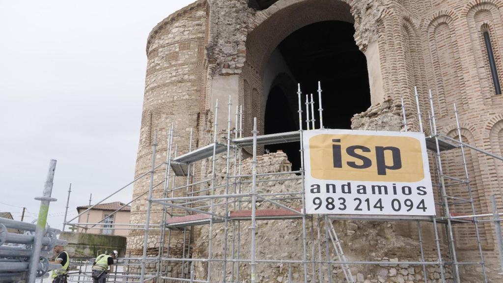 La reconstrucción del ábside de la Iglesia de Muriel entra en una nueva fase con la instalación de una solución temporal para cubrir la oquedad de la fachada