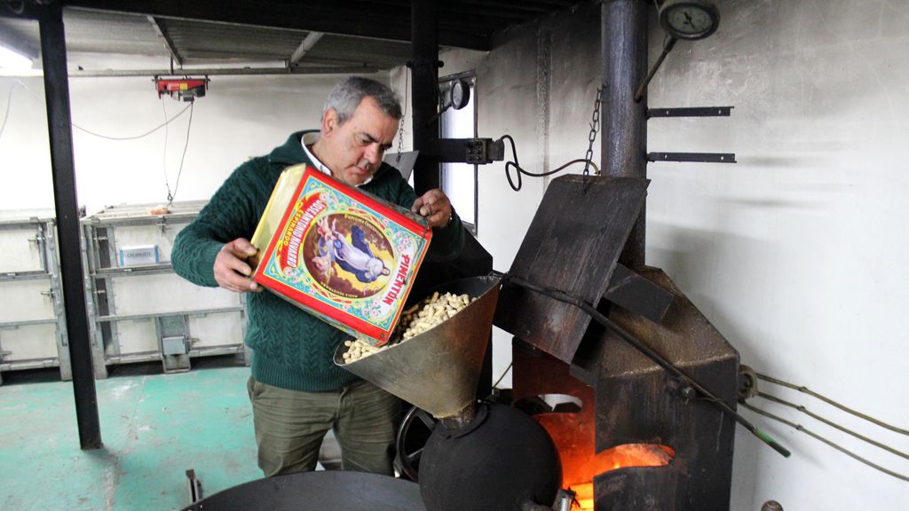 Añadiendo el cacahuete crudo en la tostadora