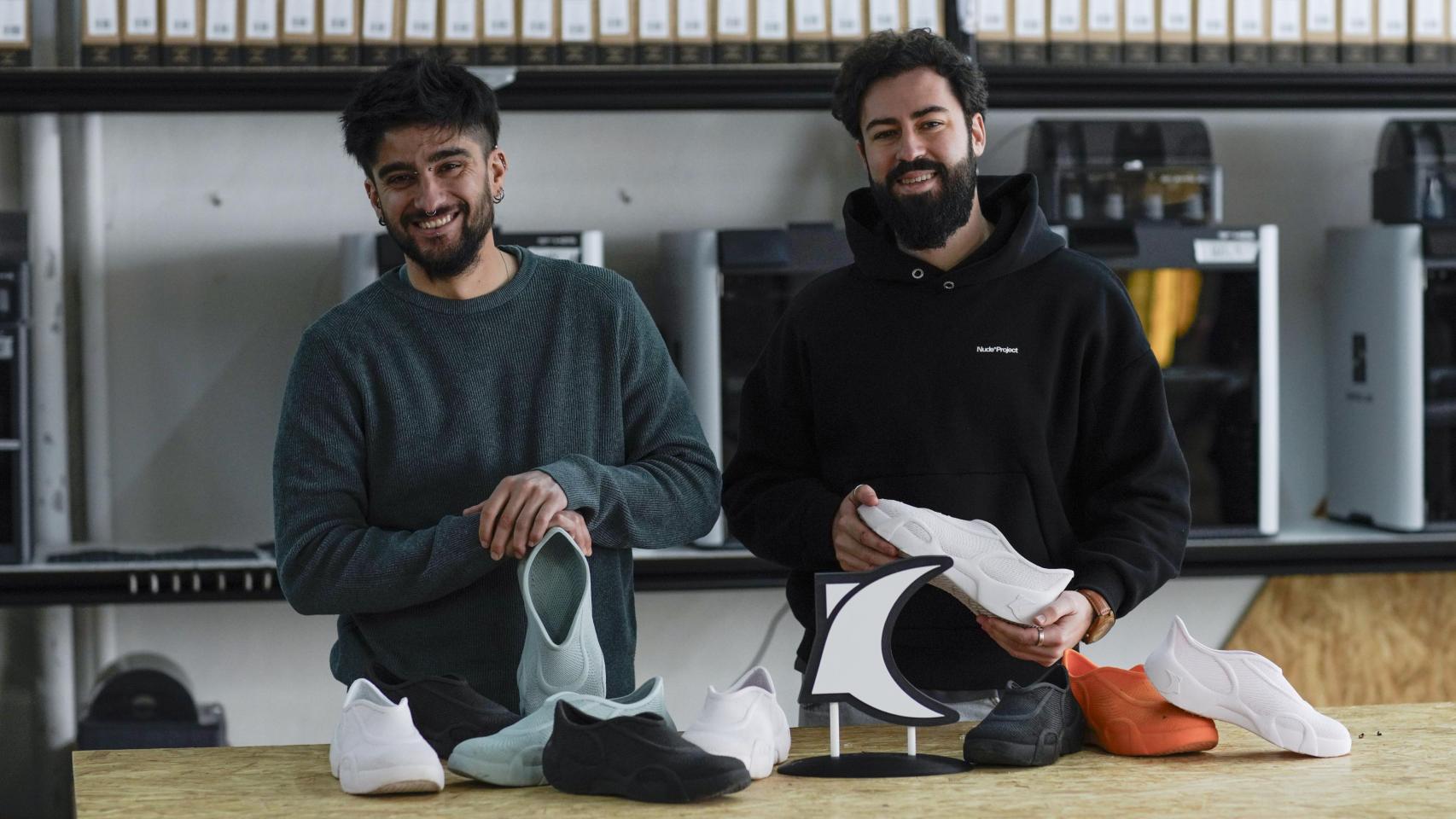 Los creadores de Callnak, Ignacio Español y Pablo Jaspers, en su fábrica de Elda.