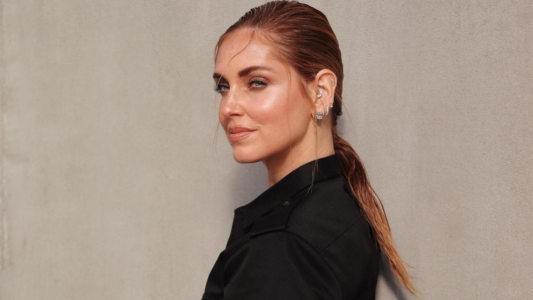 Chiara Ferragni luciendo su peinado futurista en el desfile de Prada.