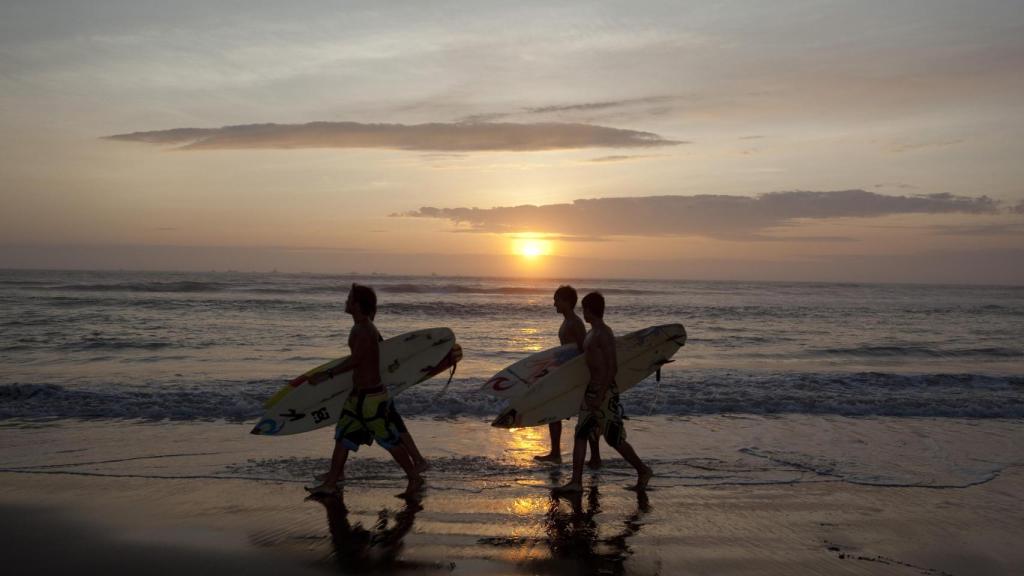 Jóvenes en el Balneario de Pimentel en Lambayeque.
