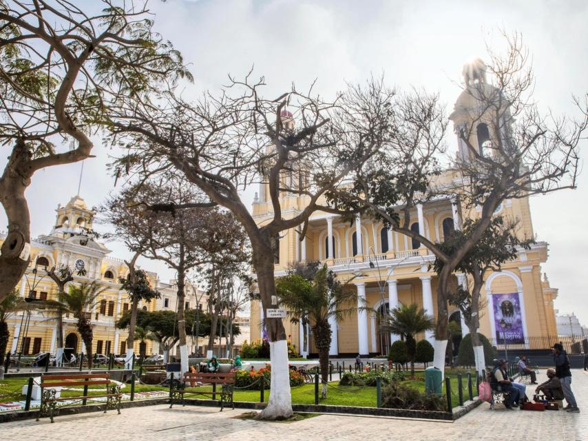 Plaza de Armas y la Catedral de Chiclayo.
