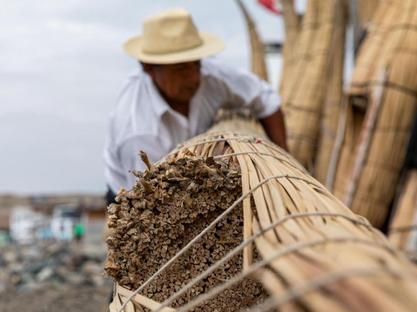 Preparación de caballitos de Totora en la playa Huanchaco.