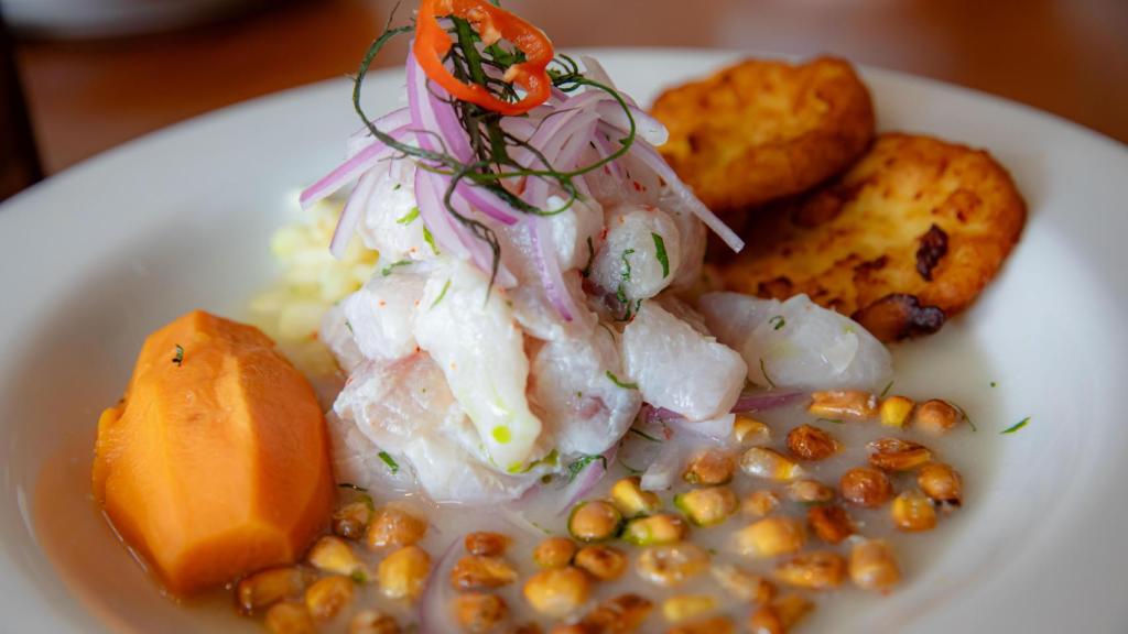 Ceviche con tortitas de choclo.