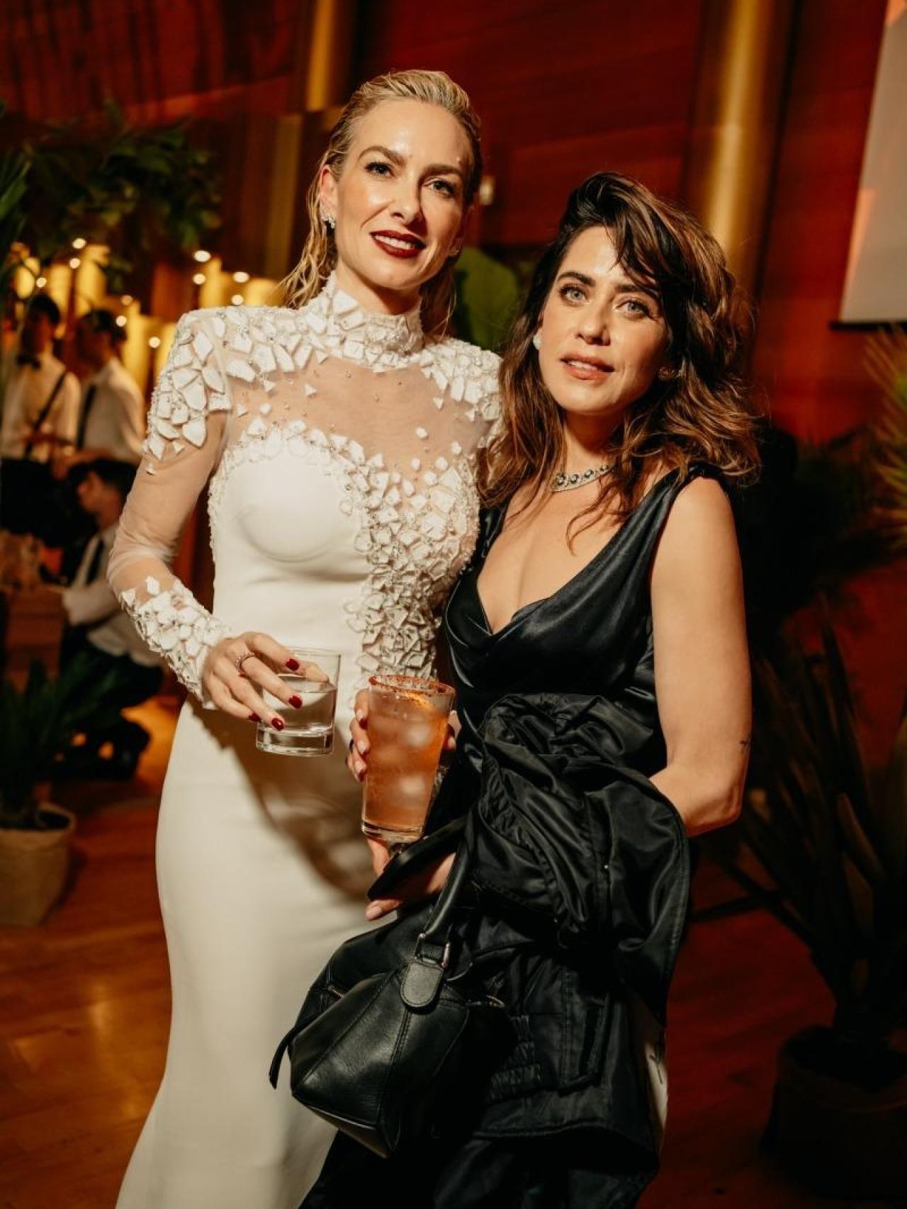 Kira Miró y María León disfrutando de un cóctel en la fiesta del pasado año.