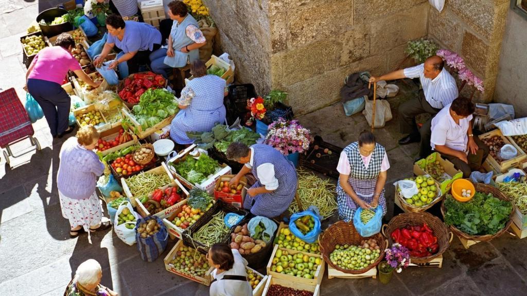 Los vendedores del Mercado de Abastos, en Santiago de Compostela (Galicia).