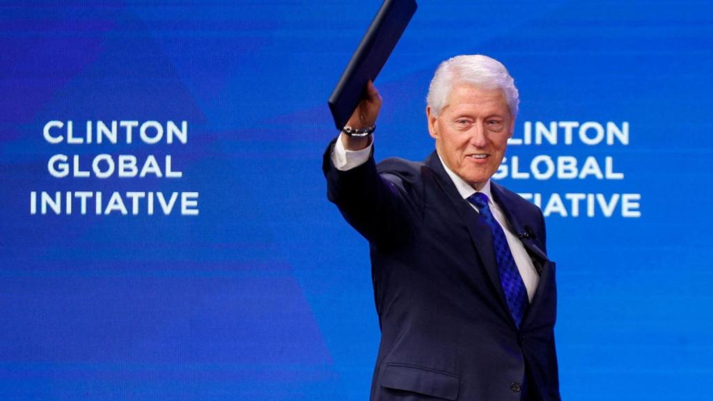 El expresidente Bill Clinton gesticula durante la Iniciativa Global Clinton de 2025 en Nueva York.