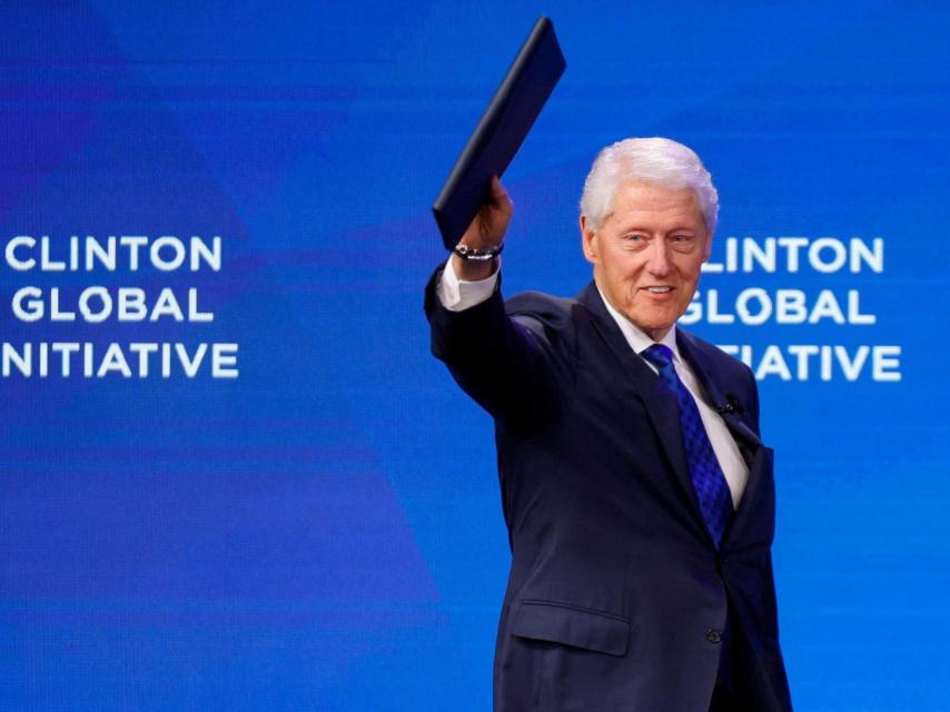 El expresidente Bill Clinton gesticula durante la Iniciativa Global Clinton de 2025 en Nueva York.