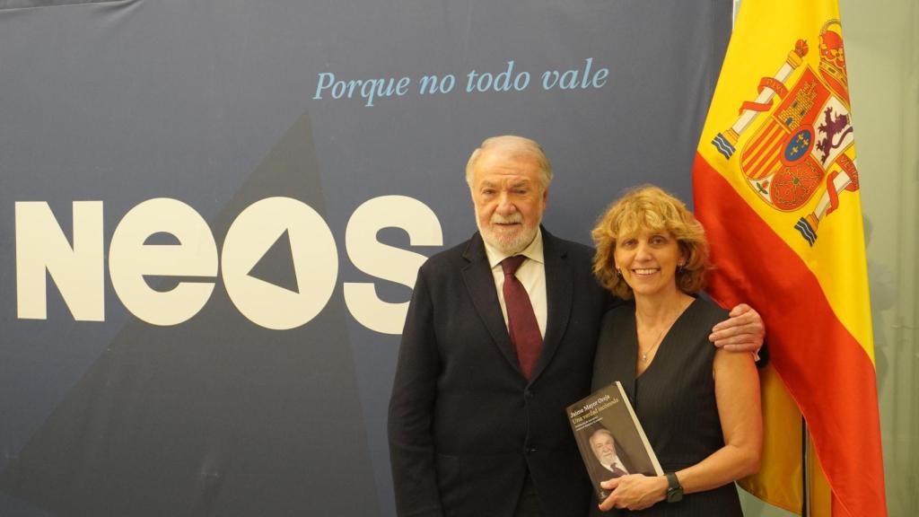 Jaime Mayor Oreja, presidente de la Fundación NEOS, con su nuevo libro 'Una verdad incómoda'.