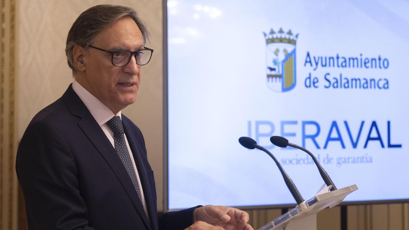 El alcalde de Salamanca, Carlos García Carbayo durante la presentación de un convenio de colaboración.
