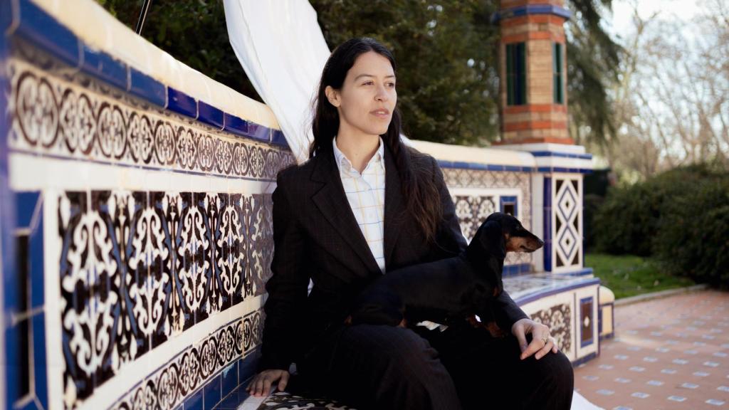 Sara with Pan en brazos.