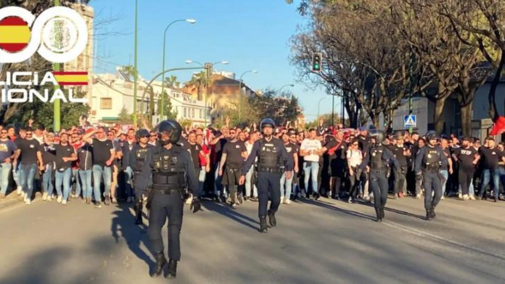 Imagen de agentes de Policía Nacional escoltando a los ultras del Sevilla F.C.