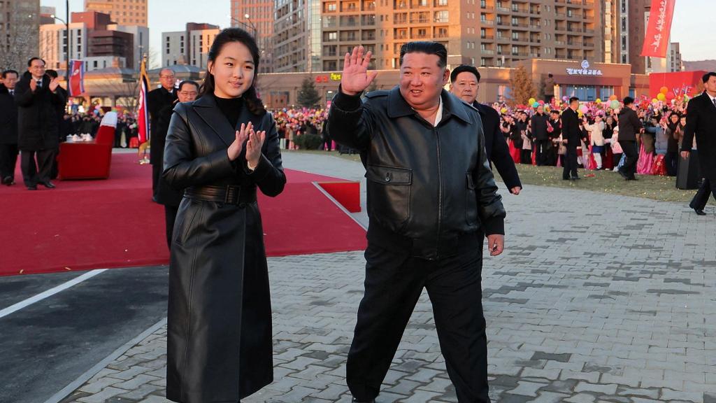 El líder norcoreano Kim Jong Un y su hija Kim Ju Ae asisten a una ceremonia.