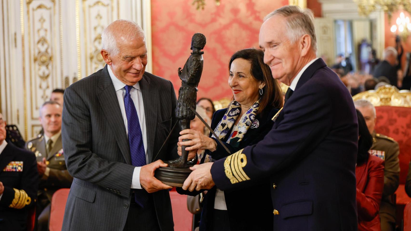 Josep Borrell recoge el Premio Extraordinario de Defensa ‘General Gutiérrez Mellado’ 2025, de manos de la ministra de Defensa, Margarita Robles.