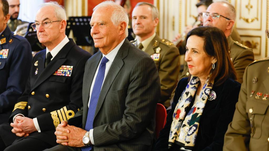Josep Borrell, junto al Jemad y la ministra de Defensa.