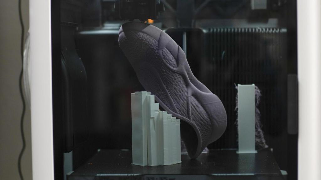 Una impresora 3D fabricando un zapato 3D.
