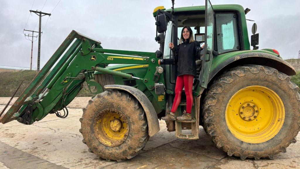 La alcaldesa Nerea Manrique subida al tractor en su pueblo