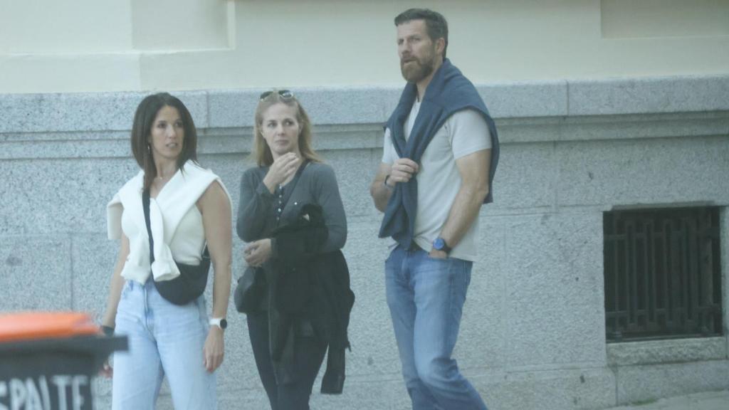 Genoveva con dos amigas, cerca de la que fue su casa, en el barrio Los Jerónimos.