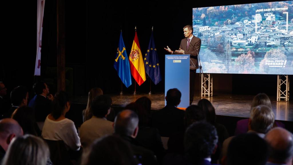 El presidente del Gobierno, Pedro Sánchez, interviene durante el acto de presentación de la II Estrategia Nacional para la Equidad Territorial y el Reto Demográfico en Piloña (Asturias).