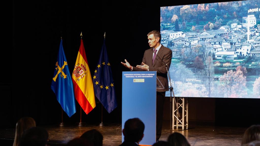 El presidente del Gobierno, Pedro Sánchez, interviene durante el acto de presentación de la II Estrategia Nacional para la Equidad Territorial y el Reto Demográfico en Piloña (Asturias).