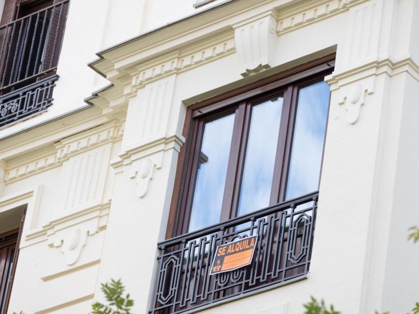 El cartel que cuelga en el balcón de la que fue la casa de Genoveva.