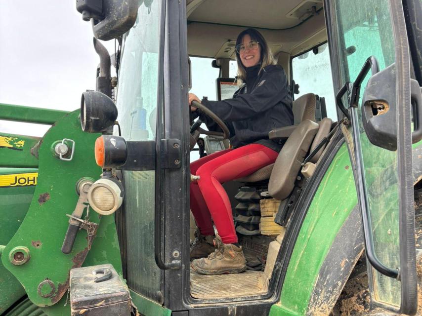 Nerea en su tractor