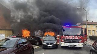 Un aparatoso incendio se ha registrado esta tarde, a las 16:30 horas, en Trobajo del Camino, concretamente en la isla de contenedores ubicada en la confluencia de las calles Padre Coll y Anunciata.