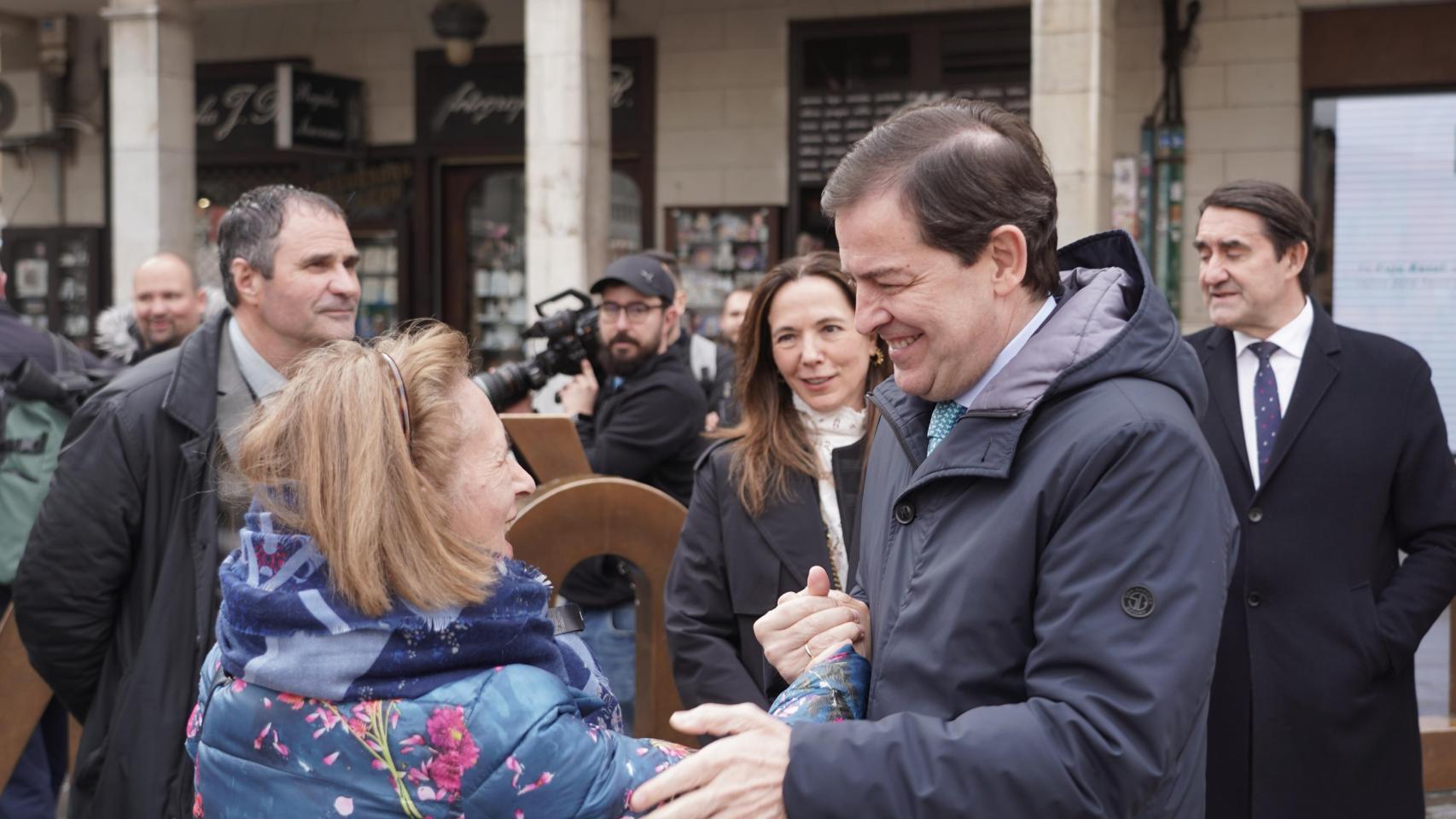 El candidato a la reelección al frente de la Junta por el PP, Alfonso Fernández Mañueco, pasea por el centro de León y saluda a simpática