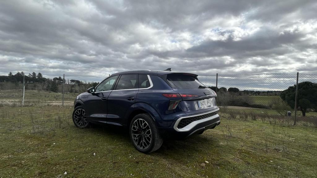 Vista tres cuartos trasera del Audi Q3 e-hybrid.
