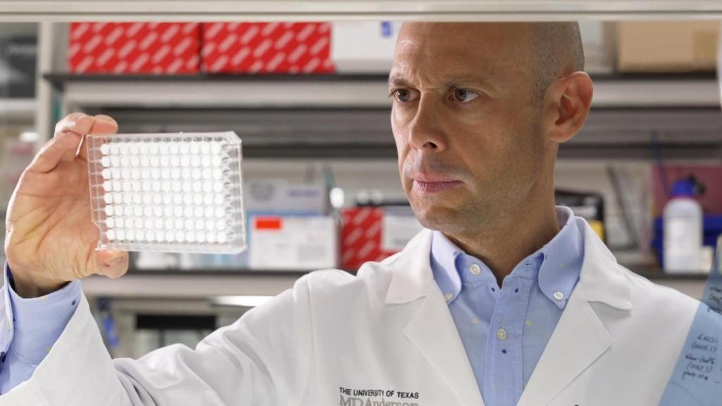 Eduardo Vilar Sánchez lleva más de una década estudiando cómo lograr vencer el cáncer.