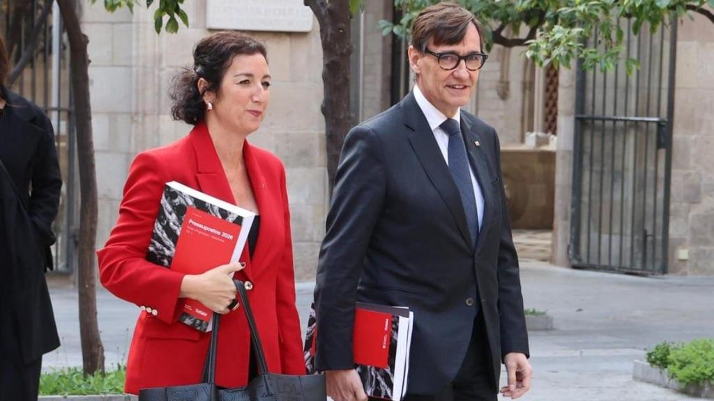 La consellera de Finanzas, Alicia Romero, y Salvador Illa, este viernes en Barcelona, con los Presupuestos catalanes bajo el brazo.