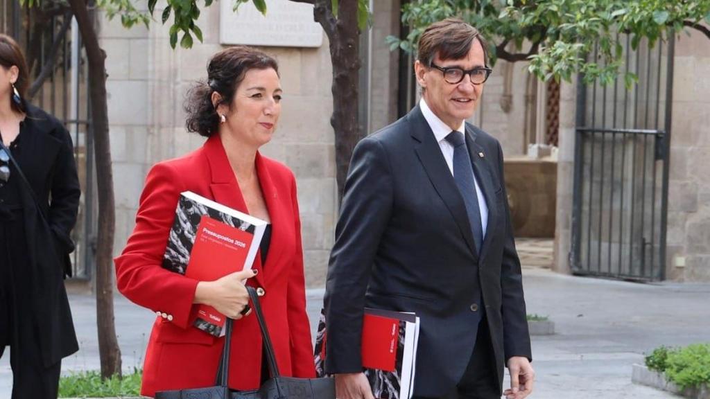 La consellera de Finanzas, Alicia Romero, y Salvador Illa, este viernes en Barcelona, con los Presupuestos catalanes bajo el brazo.