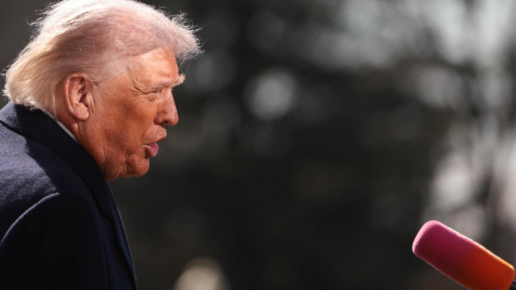 El presidente de Estados Unidos, Donald Trump, habla con la prensa antes de partir este viernes de la Casa Blanca ana Corpus Christi, en Texas.